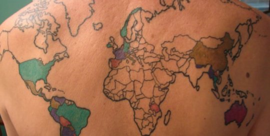 Homem larga tudo para viajar e tatua o mapa-múndi