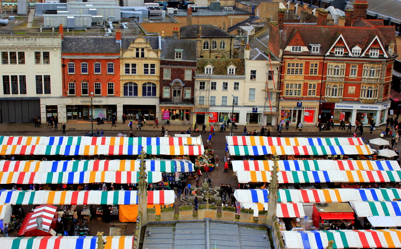 Market Square | Cambridge, Inglaterra | Foto: Lines of Escape |Onde fazer intercâmbio: Cambridge ou Oxford?