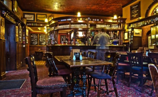 Top 10: pubs históricos (e deliciosos!) no Reino Unido para conhecer durante o intercâmbio